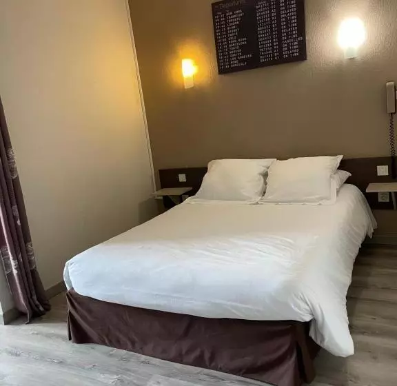 Pokój Czteroosobowy Standard, Logis Hôtel Le Clement V