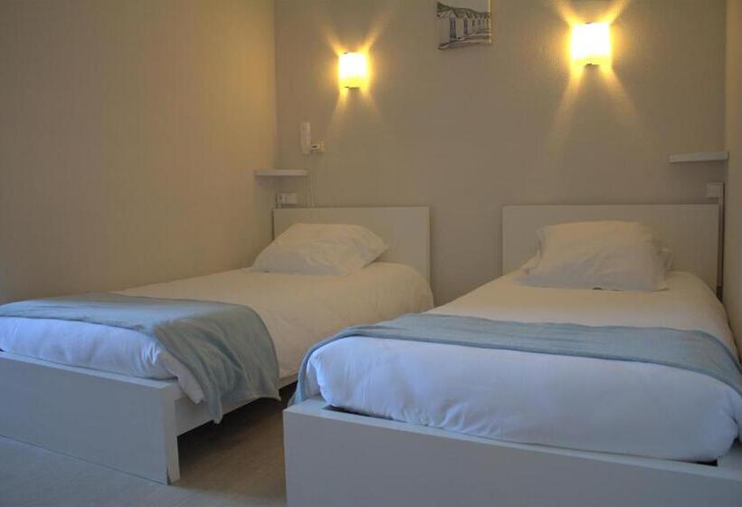 غرفة قياسية رباعية, Logis Hôtel Le Clement V