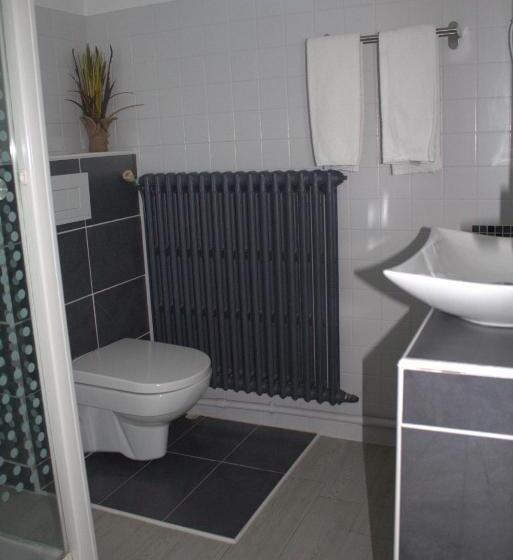 غرفة قياسية مطلّة علي حمام السباحة, Logis Hôtel Le Clement V