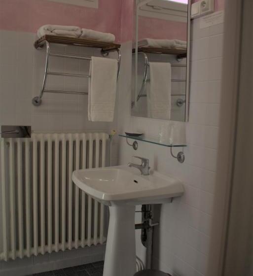 غرفة قياسية مطلّة علي حمام السباحة, Logis Hôtel Le Clement V