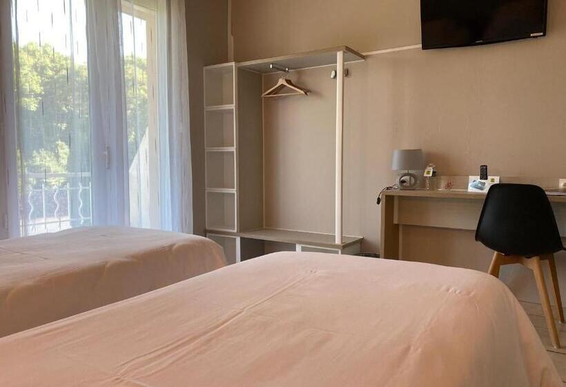 غرفة قياسية مطلّة علي حمام السباحة, Logis Hôtel Le Clement V