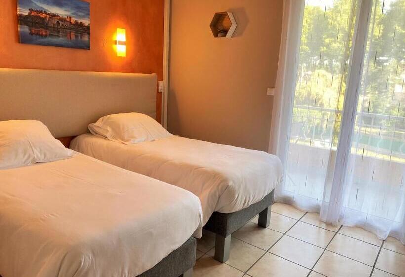 غرفة قياسية مطلّة علي حمام السباحة, Logis Hôtel Le Clement V