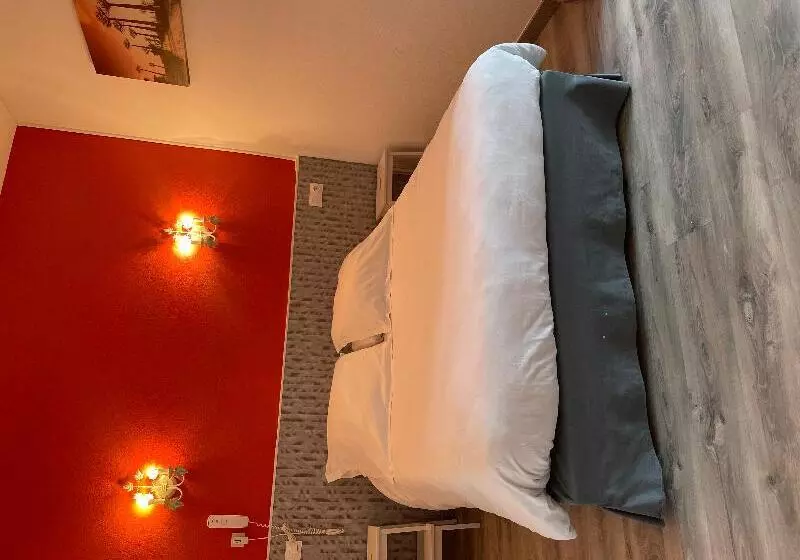 Pokój Czteroosobowy Standard, Logis Hôtel Le Clement V
