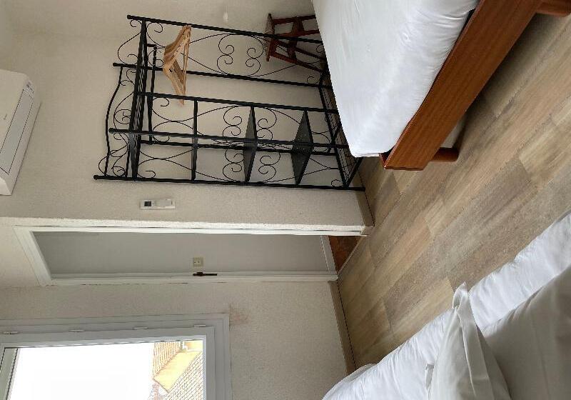 غرفة قياسية رباعية, Logis Hôtel Le Clement V