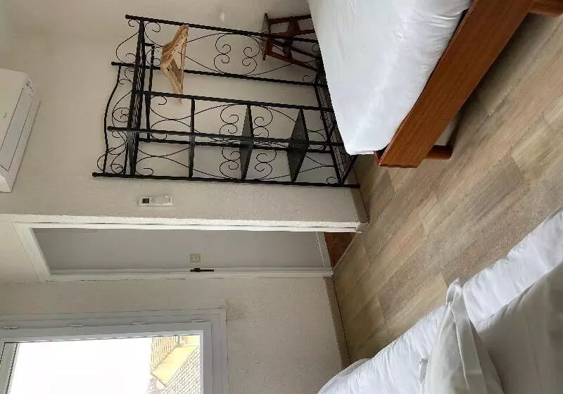 Pokój Czteroosobowy Standard, Logis Hôtel Le Clement V