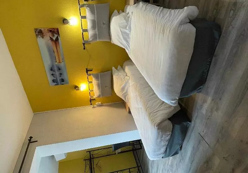 Pokój Standard Trzyosobowy, Logis Hôtel Le Clement V