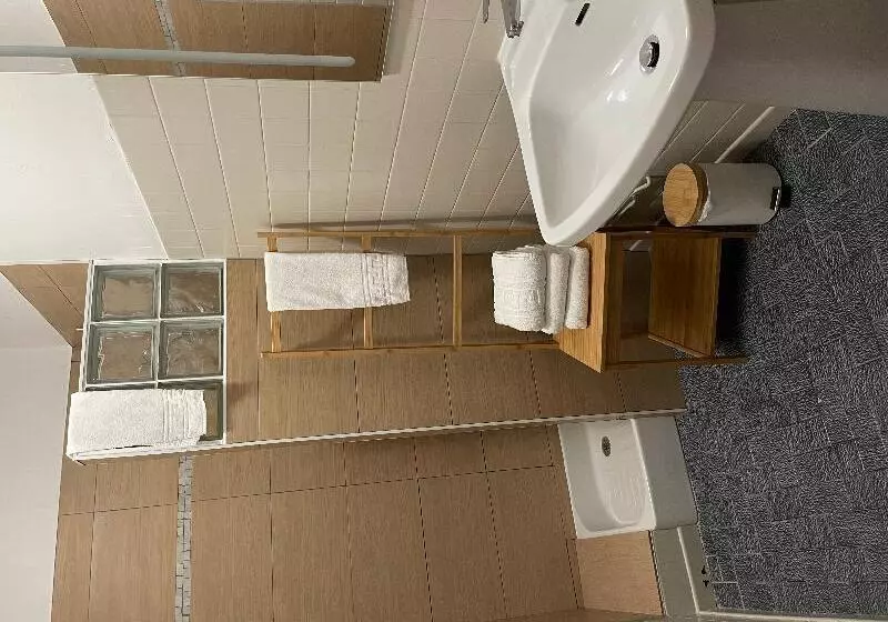 Pokój Standard Trzyosobowy, Logis Hôtel Le Clement V