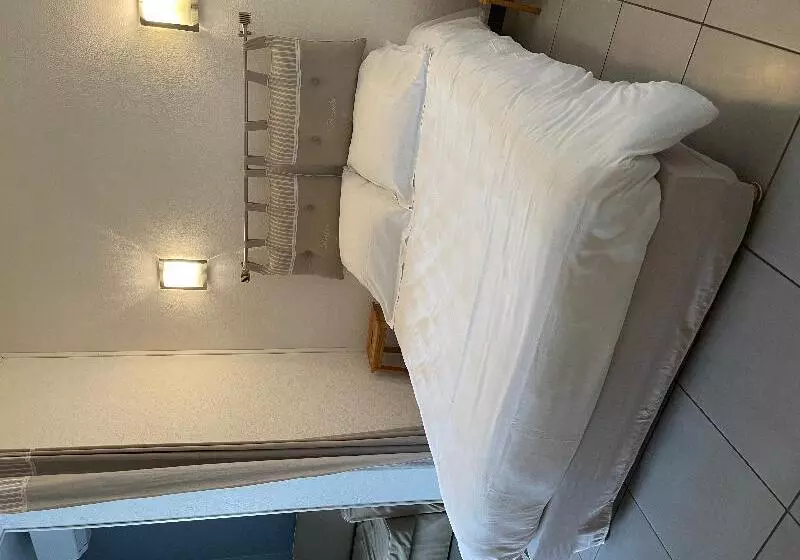 Pokój Standard Trzyosobowy, Logis Hôtel Le Clement V