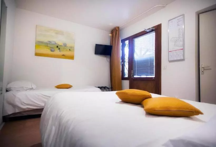 Standard Kolmen Hengen Huone, Le Victor Hugo Hôtel Et Restaurant Logis Hôtels