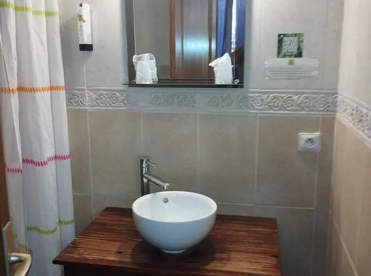 Standard-huone, Logis Hotel Restaurant L Esquielle