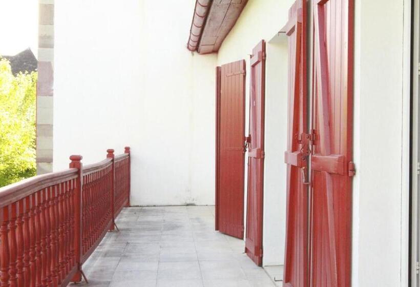 חדר סטנדרט לארבעה, Mendy