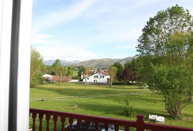 חדר סטנדרט לארבעה, Mendy