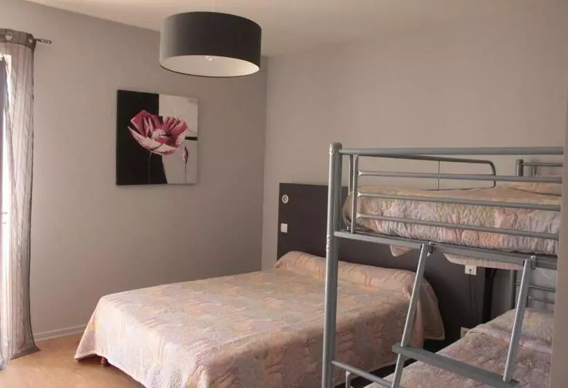Standard Neljän Hengen Huone, Mendy