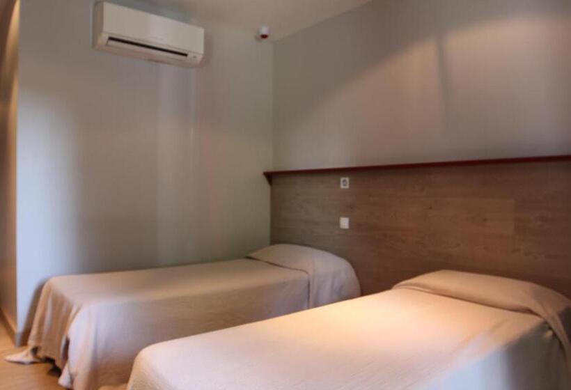 חדר סטנדרט, Mendy