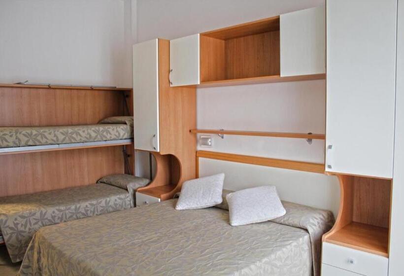 חדר סטנדרט לשלושה, Trieste