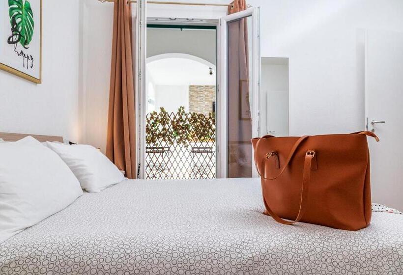 اتاق لوکس, Acquazzurra Affittacamere