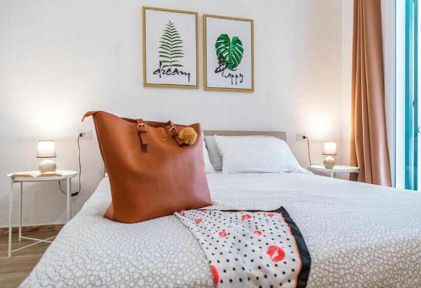 اتاق لوکس, Acquazzurra Affittacamere