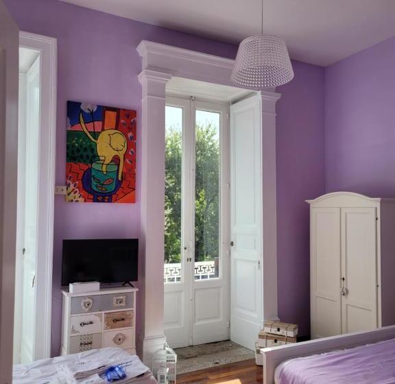 חדר סטנדרט לשלושה, Caluga House