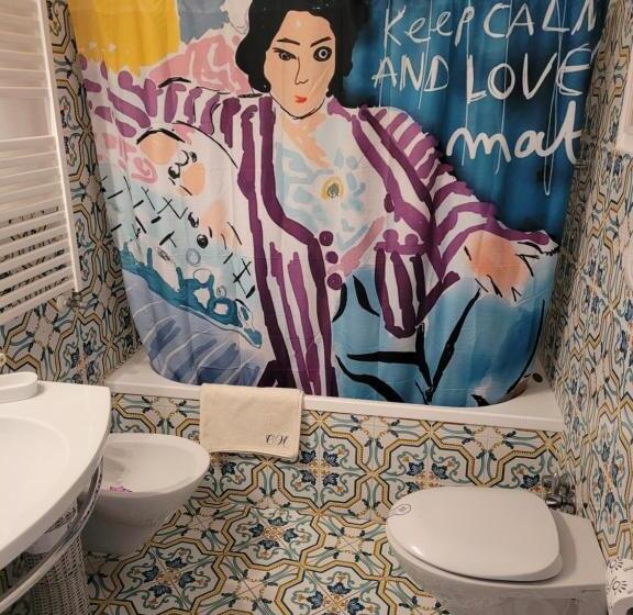 חדר סטנדרט לשלושה, Caluga House