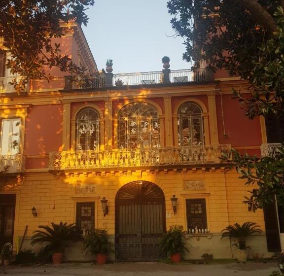 חדר סטנדרט לשלושה, Caluga House