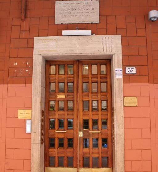 バスルーム共有のトリプルスタンダード, A Due Passi Dal Lumière