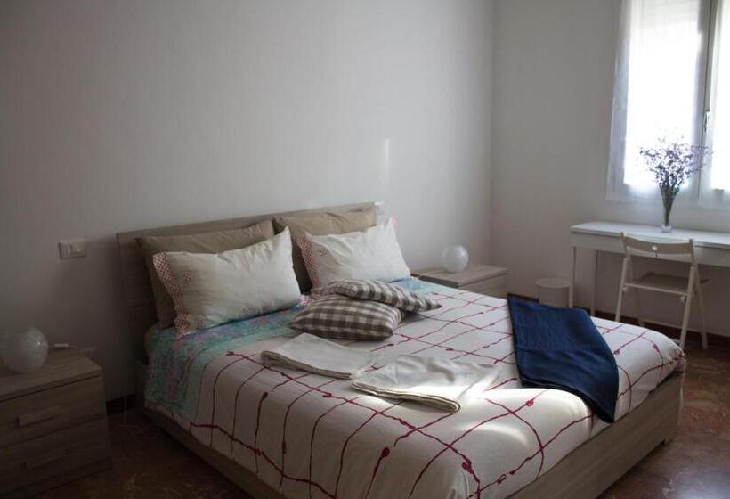 バスルーム共有のトリプルスタンダード, A Due Passi Dal Lumière