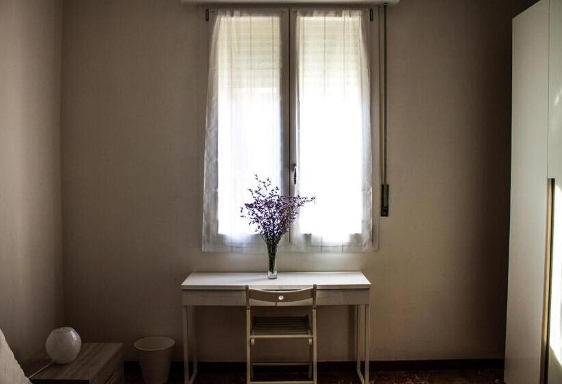 バスルーム共有のトリプルスタンダード, A Due Passi Dal Lumière