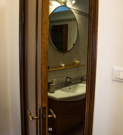 バスルーム共有のトリプルスタンダード, A Due Passi Dal Lumière