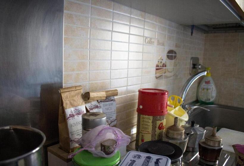 バスルーム共有のトリプルスタンダード, A Due Passi Dal Lumière