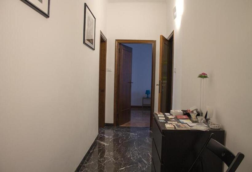 バスルーム共有のトリプルスタンダード, A Due Passi Dal Lumière