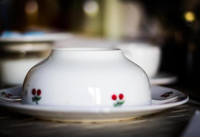 バスルーム共有のトリプルスタンダード, A Due Passi Dal Lumière