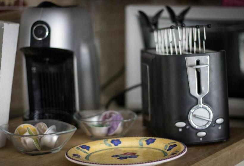 バスルーム共有のトリプルスタンダード, A Due Passi Dal Lumière