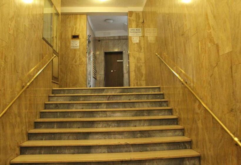 スタンダードルーム, A Due Passi Dal Lumière