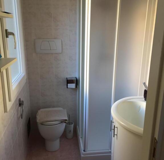 スタンダードルーム, A Due Passi Dal Lumière