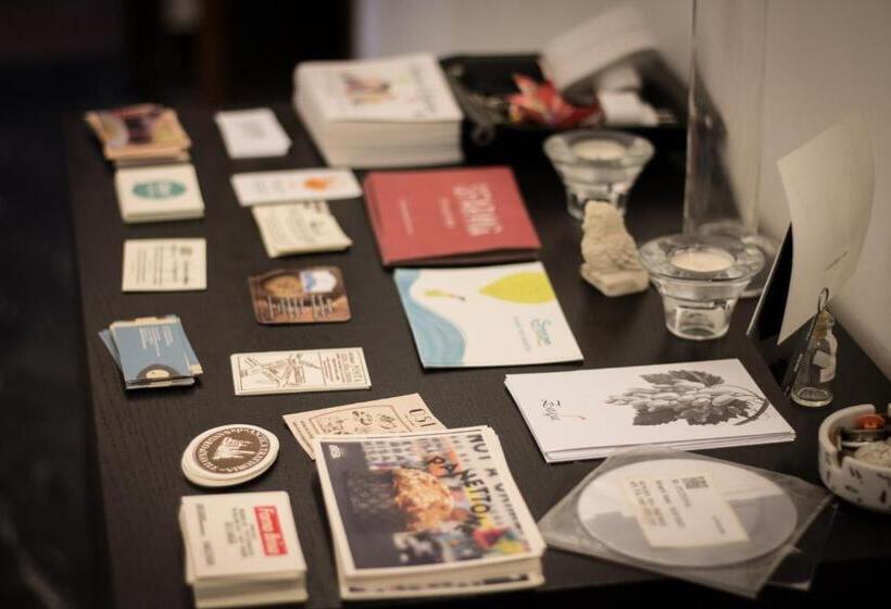 スタンダードルーム, A Due Passi Dal Lumière