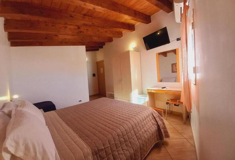 オーシャンビュースタンダードルーム, B&b L Antica Torre