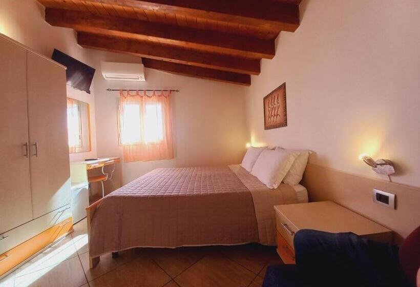 オーシャンビュースタンダードルーム, B&b L Antica Torre