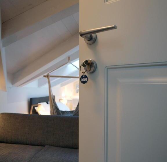 اتاق خانوادگی, Acquaderni Rooms