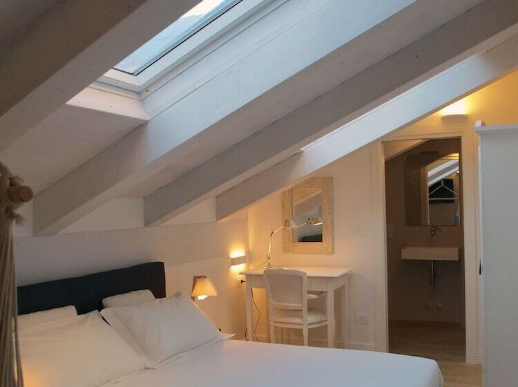 اتاق خانوادگی, Acquaderni Rooms