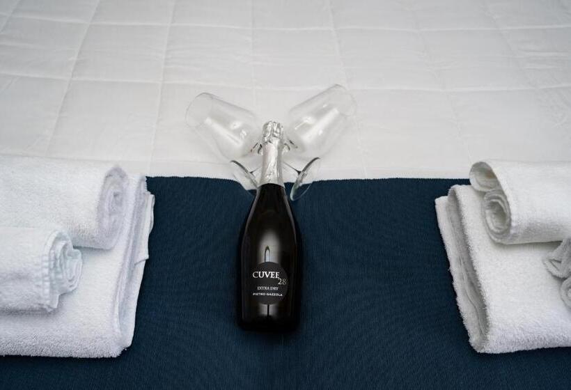 اتاق لوکس با چشم‌انداز دریا, Il Falco