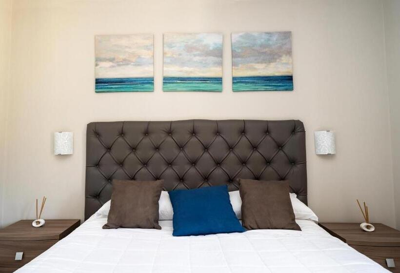 اتاق لوکس با چشم‌انداز دریا, Il Falco