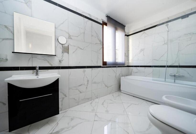 اتاق لوکس با چشم‌انداز دریا, Il Falco