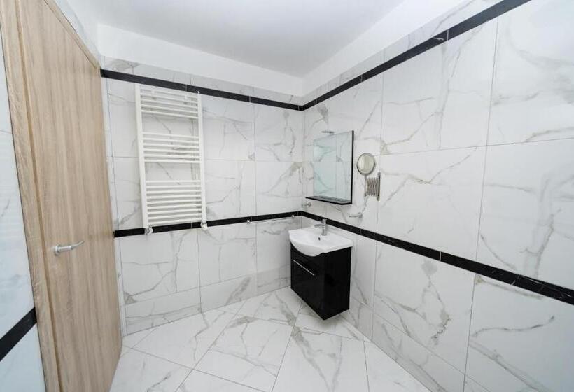 اتاق لوکس با چشم‌انداز دریا, Il Falco