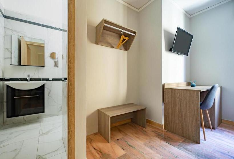 اتاق اکونومی, Il Falco