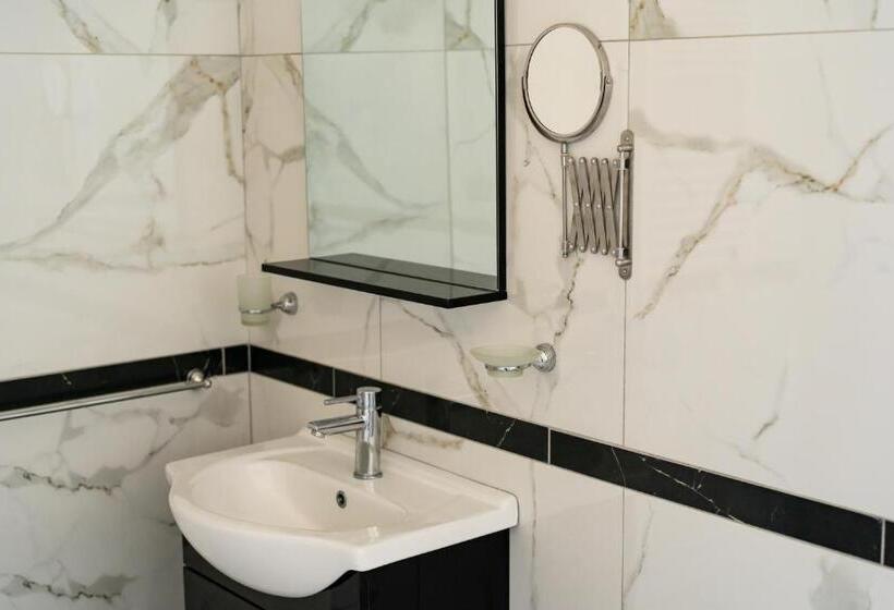 اتاق لوکس با چشم‌انداز دریا, Il Falco