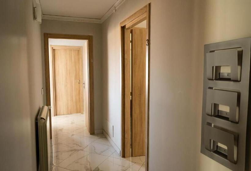 اتاق لوکس با چشم‌انداز دریا, Il Falco