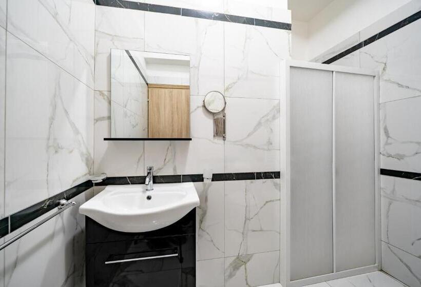 اتاق اکونومی, Il Falco