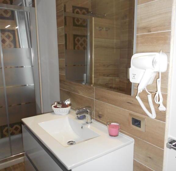 חדר דלוקס לשלושה, Home Syrakos B&b