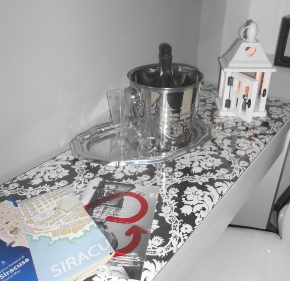 חדר דלוקס לארבעה, Home Syrakos B&b