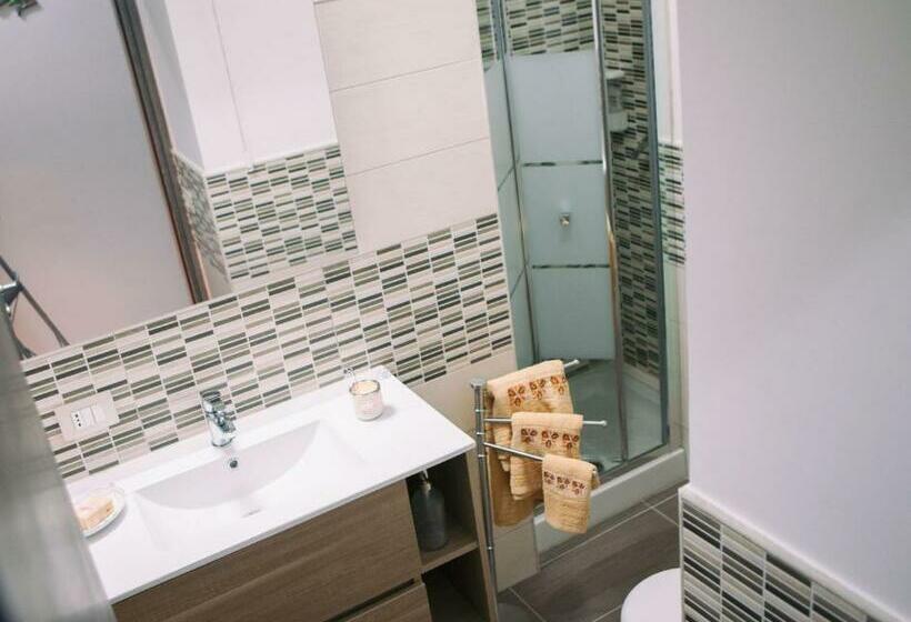 スタンダードルーム, La Trinacria